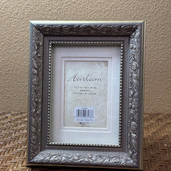 Heirloom Decorative Gold Tone Ornate 5x7 Picture Frame With Matting - Picture 1 of 5